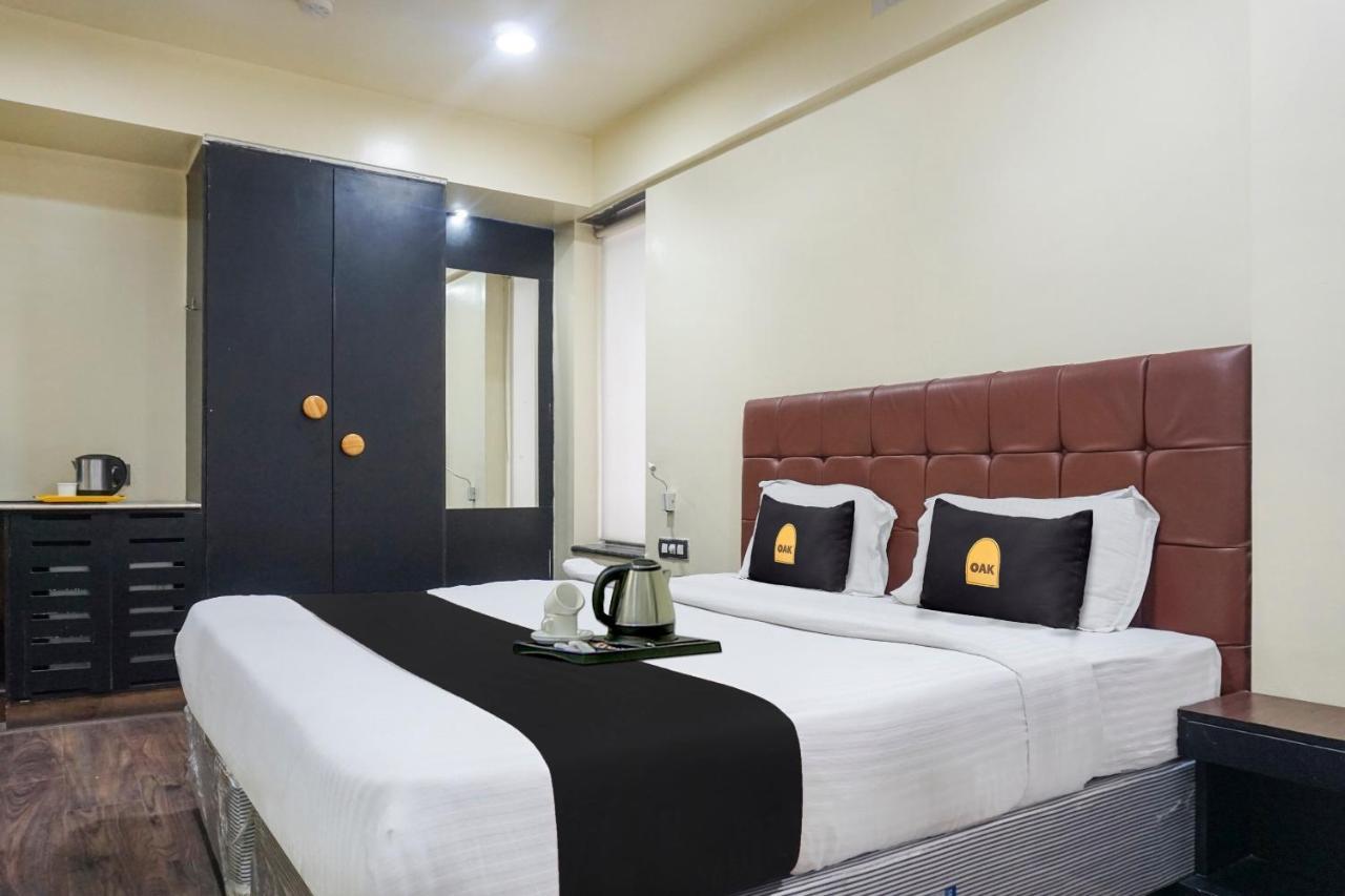 Super Townhouse Oak Sr Hotel Wakad Pune Esterno foto