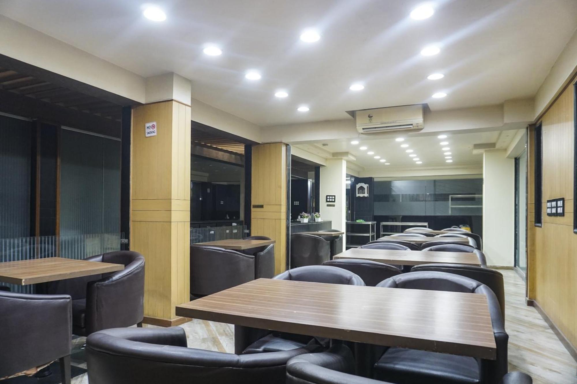 Super Townhouse Oak Sr Hotel Wakad Pune Esterno foto