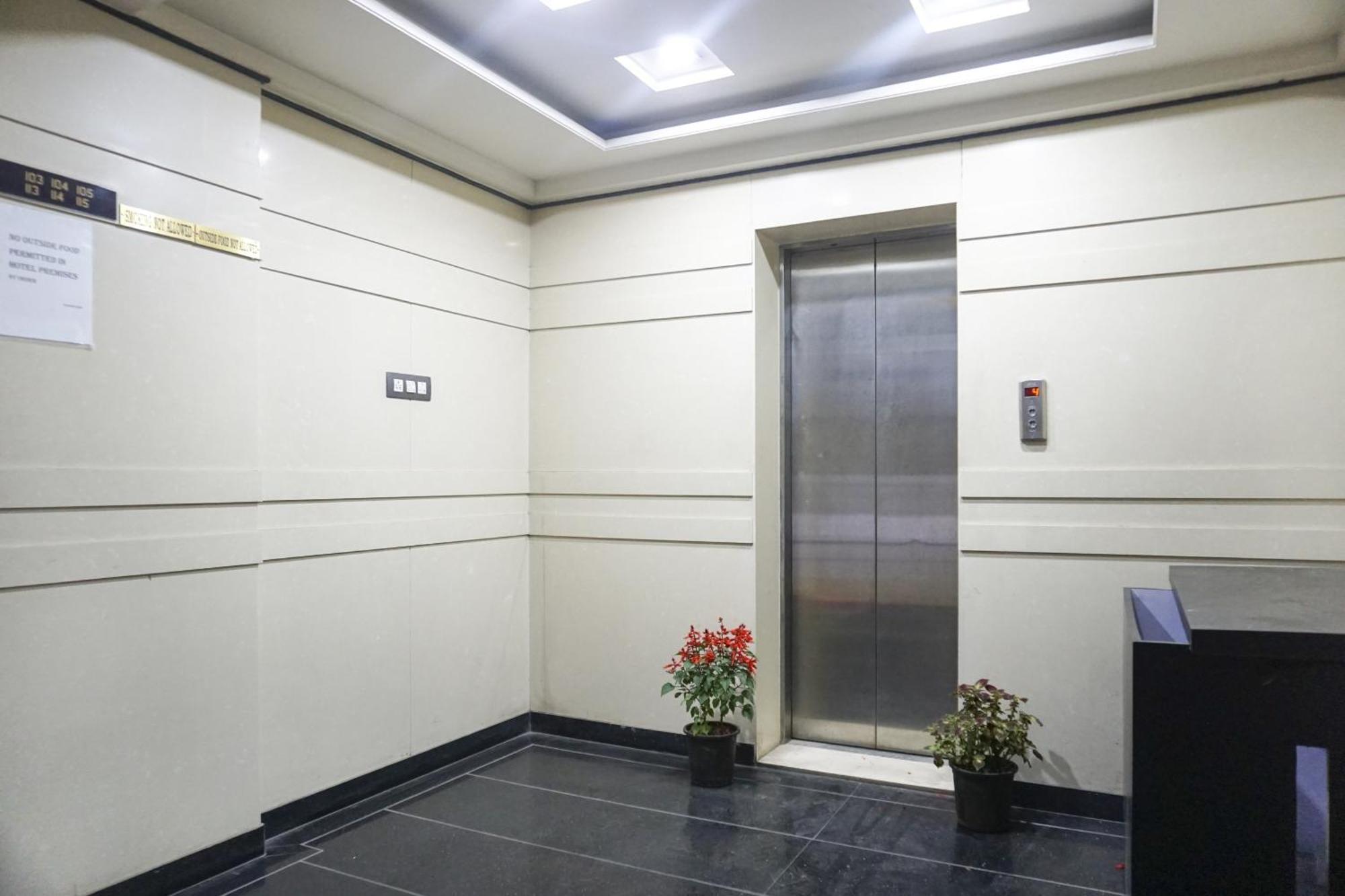 Super Townhouse Oak Sr Hotel Wakad Pune Esterno foto