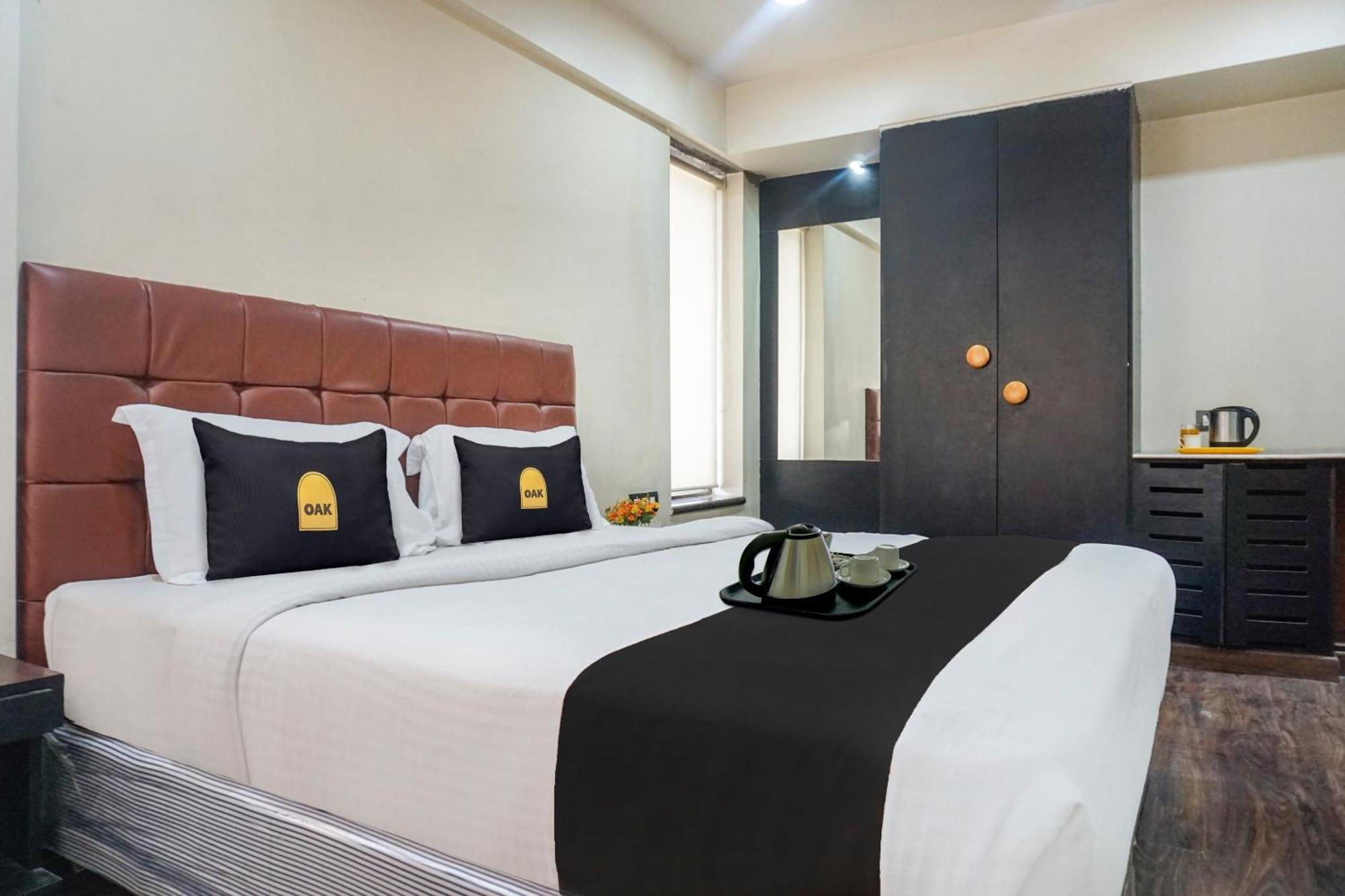 Super Townhouse Oak Sr Hotel Wakad Pune Esterno foto