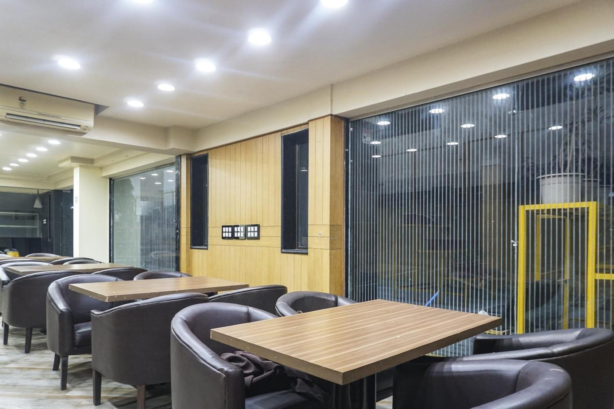 Super Townhouse Oak Sr Hotel Wakad Pune Esterno foto