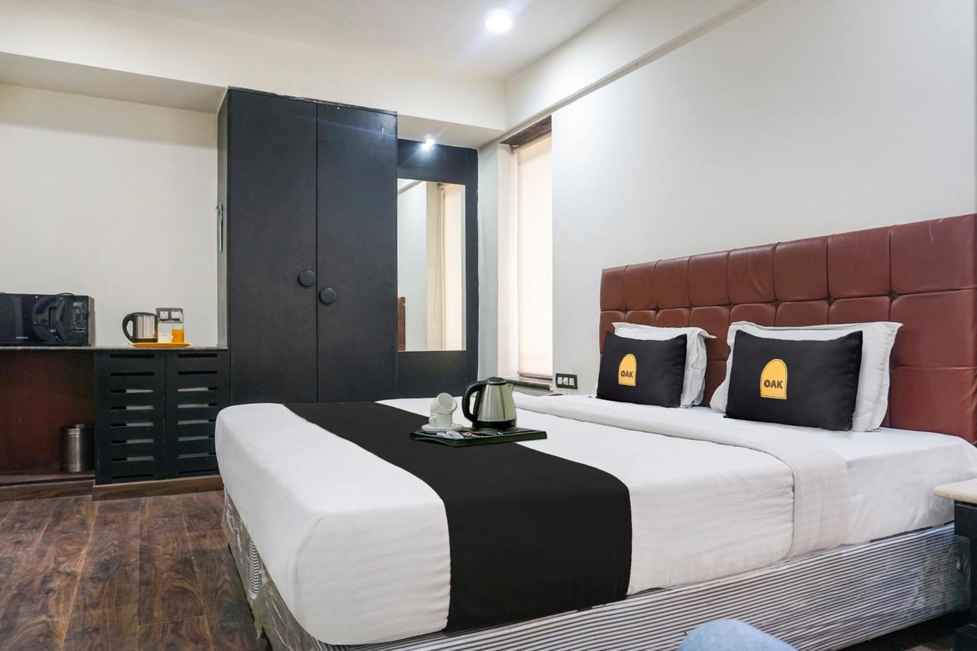 Super Townhouse Oak Sr Hotel Wakad Pune Esterno foto
