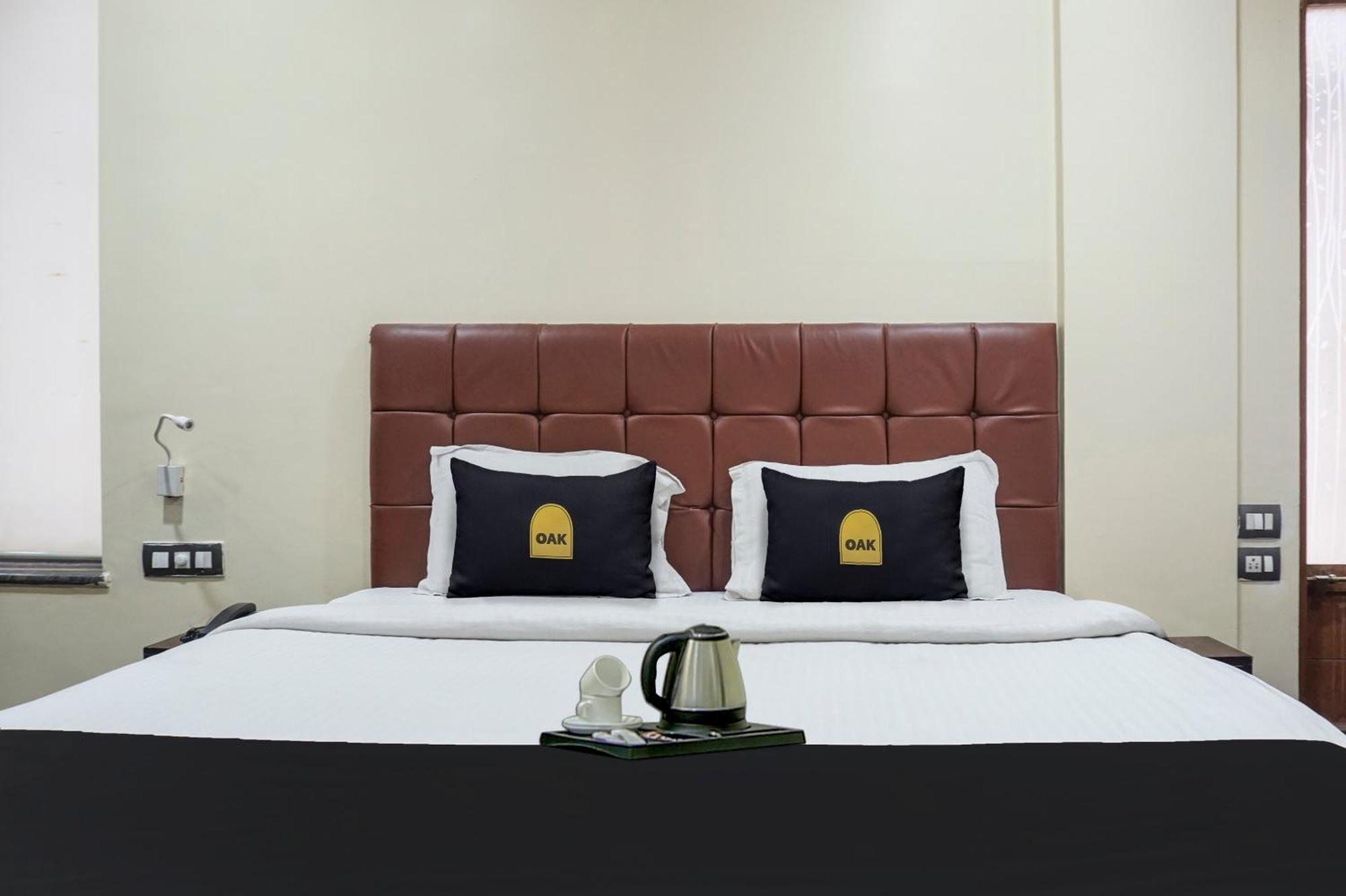 Super Townhouse Oak Sr Hotel Wakad Pune Esterno foto