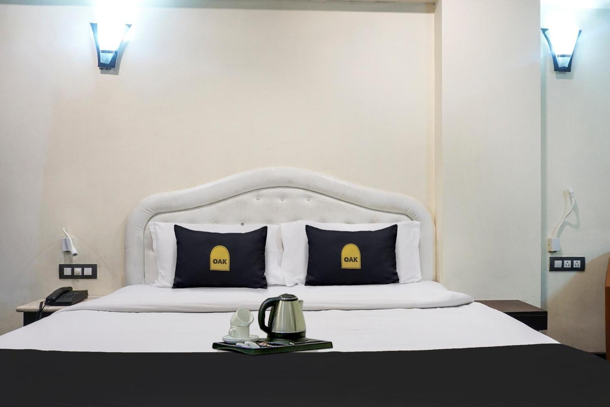 Super Townhouse Oak Sr Hotel Wakad Pune Esterno foto