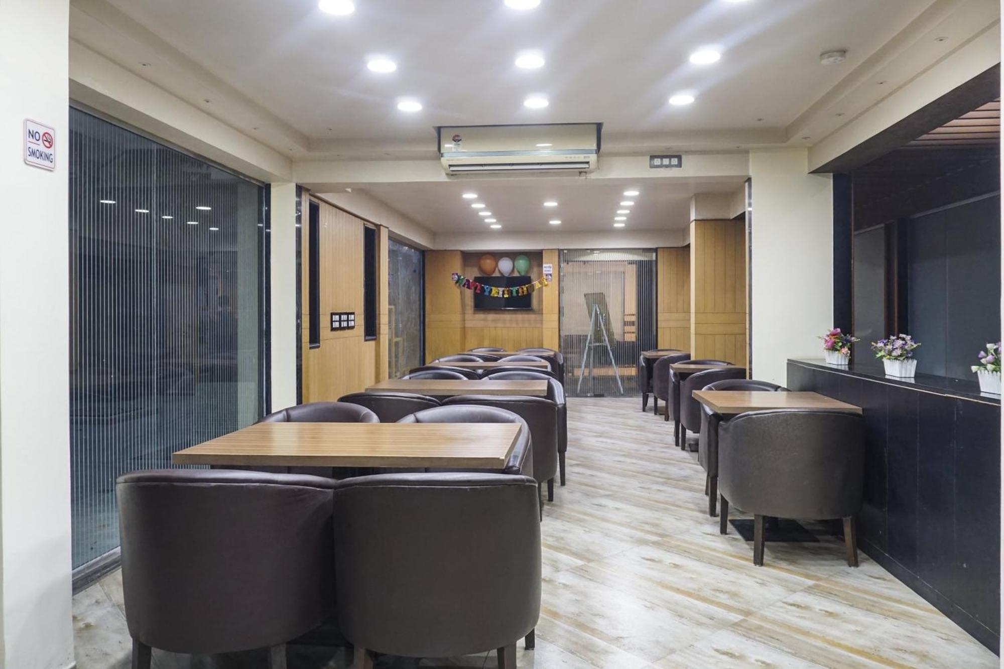 Super Townhouse Oak Sr Hotel Wakad Pune Esterno foto